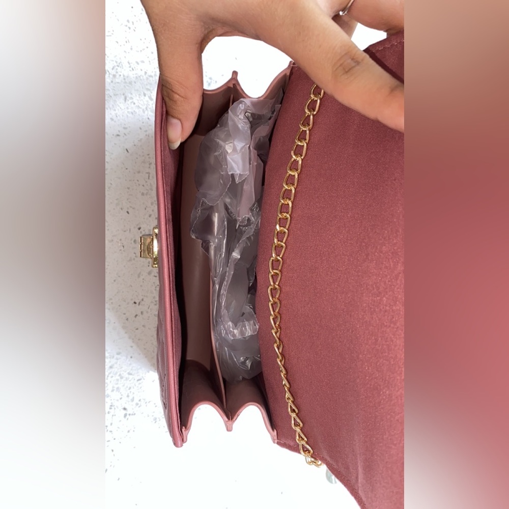 Cute pink mid-size purse 💗